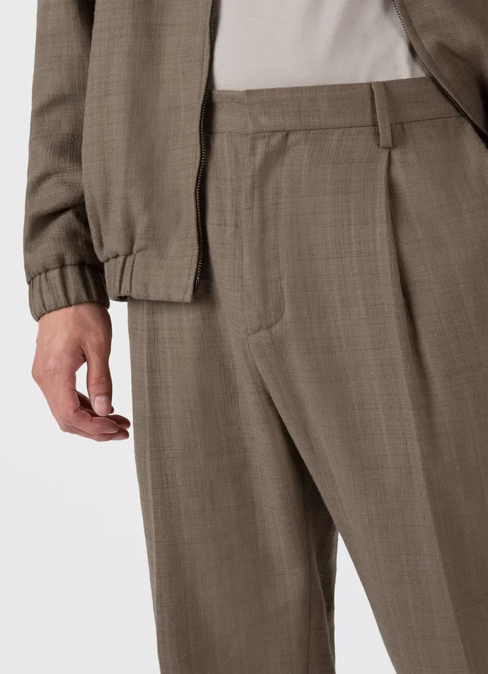 ussunspel Pants Men Cotton Raffia Pleat Trouser Dark Stone ussunspel Pants Men Cotton Raffia Pleat Trouser Dark Stone