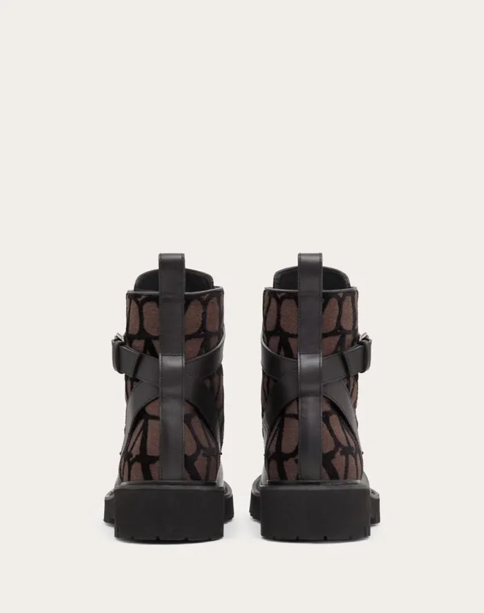 Valentino Boots Woman Vlogo Signature Combat Boot In Calfskin And Toile Iconographe 35mm For Woman In Fondant Fondant Valentino Boots Woman Vlogo Signature Combat Boot In Calfskin And Toile Iconographe 35mm For Woman In Fondant Fondant
