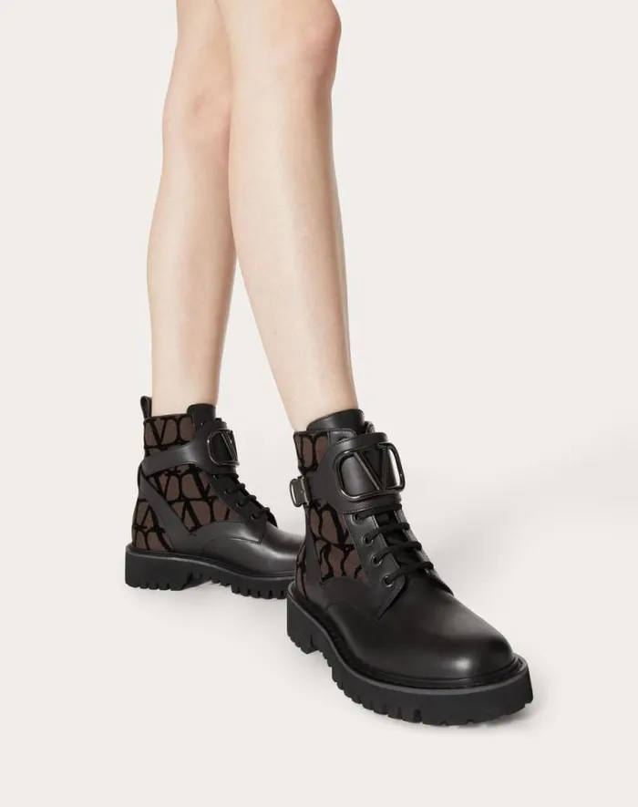 Valentino Boots Woman Vlogo Signature Combat Boot In Calfskin And Toile Iconographe 35mm For Woman In Fondant Fondant Valentino Boots Woman Vlogo Signature Combat Boot In Calfskin And Toile Iconographe 35mm For Woman In Fondant Fondant