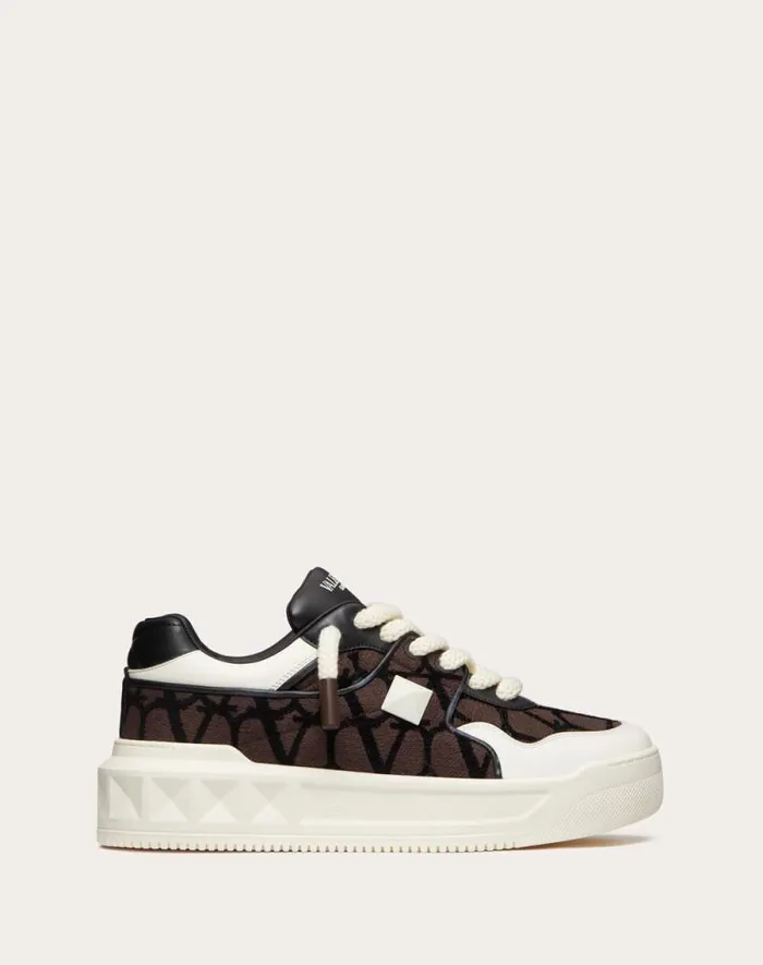 Valentino Sneakers Man One Stud Xl Lowtop Sneaker In Nappa Leather And Toile Iconographe Fabric For Man In Beigeblack Beigeblack Valentino Sneakers Man One Stud Xl Lowtop Sneaker In Nappa Leather And Toile Iconographe Fabric For Man In Beigeblack Beigeblack